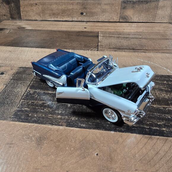 Welly 1955 Oldsmobile Super 88 Convertible Diecast - Picture 9 of 12